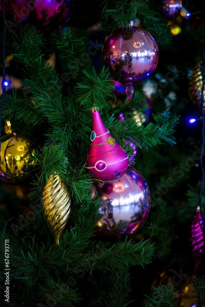 Fototapeta 12月のオーナメントがいっぱい付いたクリスマスツリー