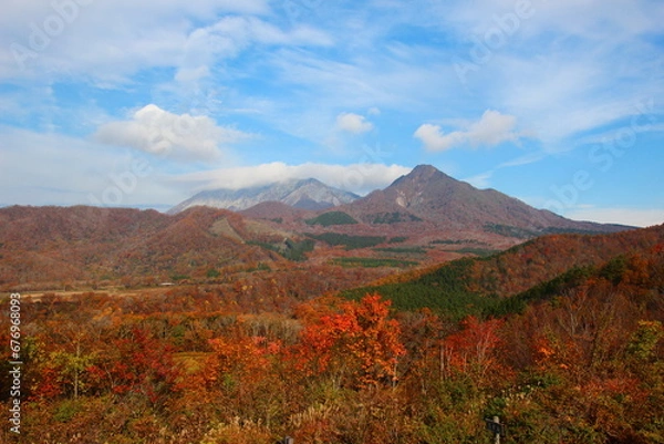 Fototapeta 鳥取大山と紅葉（蒜山の鬼女台から）