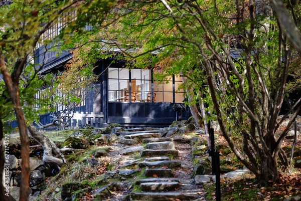 Obraz 紅葉の中に佇む湖畔の別荘