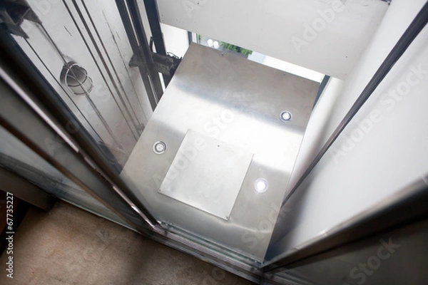 Fototapeta elevator arriving