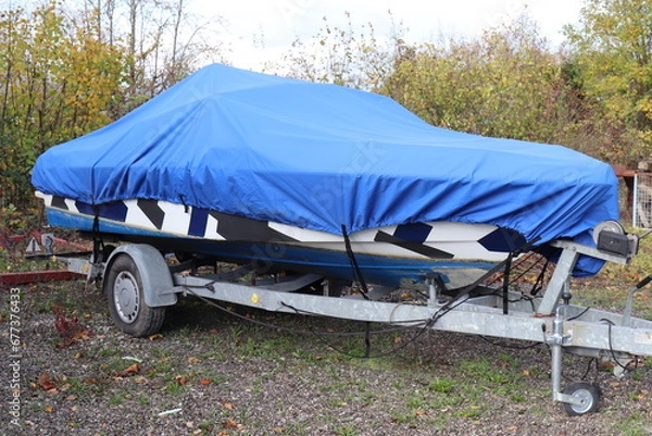 Obraz Motorboot unter Abdeckplane.