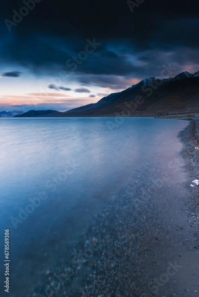 Fototapeta super view of panggong lake, in Ladakh, India. Panggong Lake is well known as the shooting point if 3 idiots bollywood movies. The lake is magical because its turqoise water. 