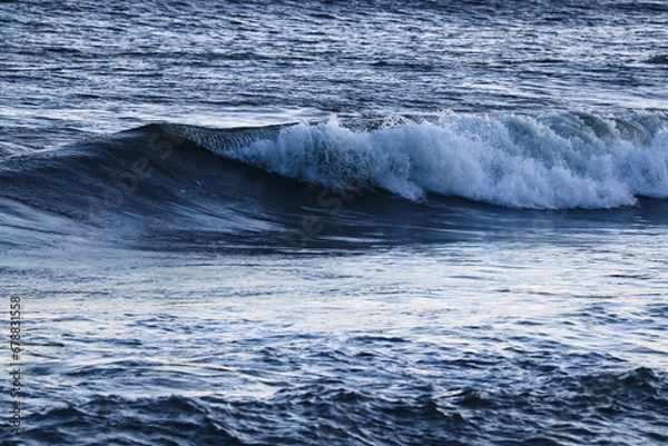 Obraz Una ola con espuma sobre el mar agitado