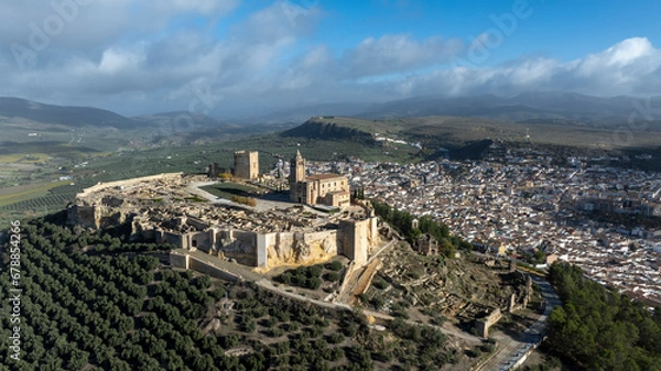 Fototapeta vista aérea con dron de la fortaleza de la mota en Alcalá la Real, Andalucía	