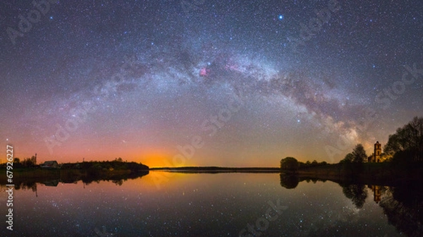 Fototapeta Jasna Droga Mleczna nad jeziorem nocą (zdjęcie panoramiczne)