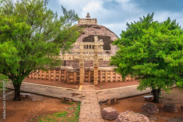 Fototapeta Sanchi Stupa is one of the oldest stone structures in Buddhist complex, famous for its Great Stupa on a hilltop at Sanchi Town in Raisen District of the State of Madhya Pradesh, India