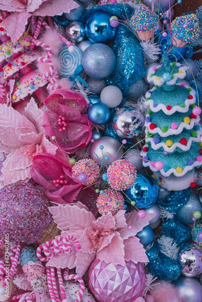 Fototapeta This stunning Christmas tree, adorned in shades of blue and pink, is a mesmerizing sight. It sparkles with festive charm, creating a magical holiday atmosphere.
