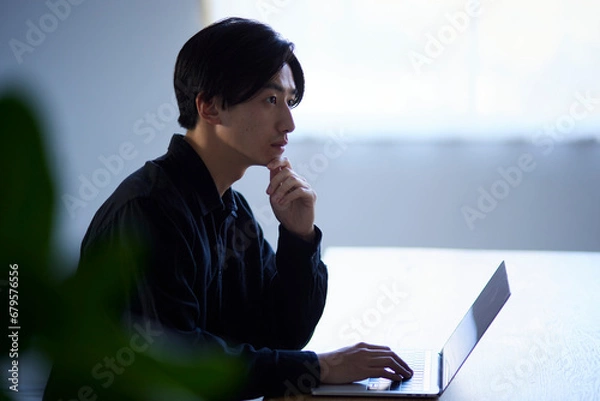 Fototapeta ノートパソコンを使用する日本人の男性