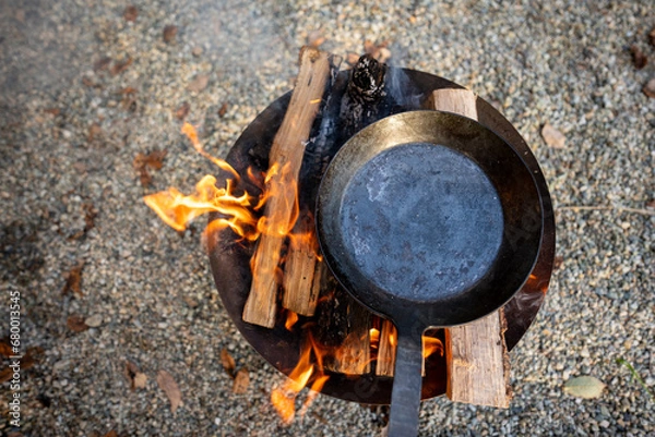 Obraz 野外でのフライパン料理