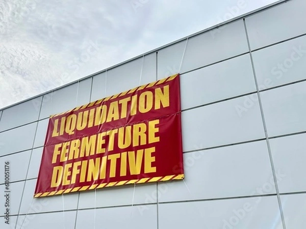 Fototapeta Panneau de liquidation sur un commerce