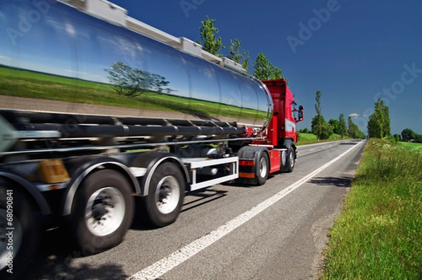 Fototapeta Odzwierciedlający krajobraz chromowanej cysterny poruszającej się po autostradzie