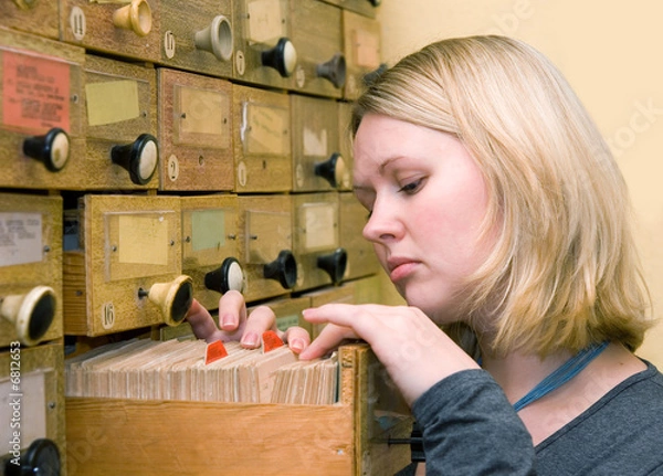 Obraz working with library card index