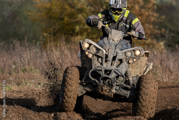 Fototapeta Un quad plein de boue pendant une course d'enduro