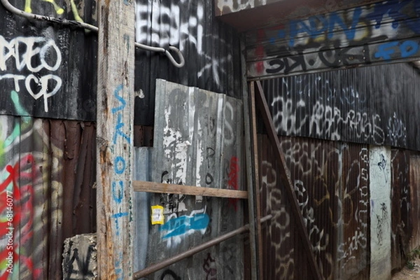 Fototapeta graffitis dans une ruelle