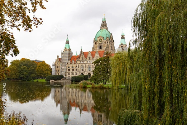 Obraz New City Hall in Hannover, Germany. Reflection in the water, trees (willows) near the lake