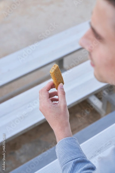 Obraz Couple eats yogurt and protein bar on bleachers outside