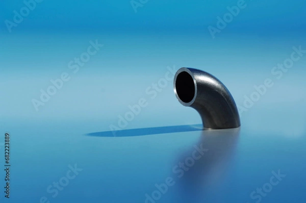 Obraz Metallrohrverbindungen oder Rohrverbindungsstücke und Sanitärrohre auf blauem Hintergrund