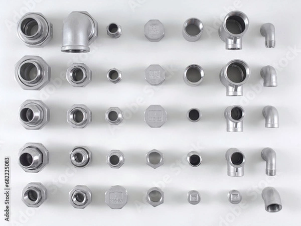 Obraz Rohrverbindungsstücke aus Metallrohren oder Rohrverbindungsstücke und Klempnerrohre auf weißem Hintergrund