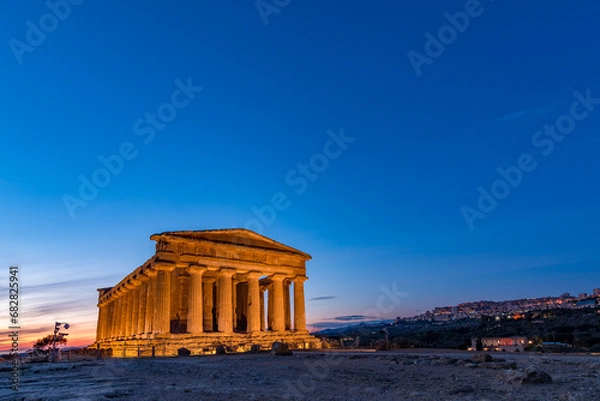 Fototapeta Concord temple at dusk. Valley of the Temples archaeological park, Agrigento / Sicily IT	