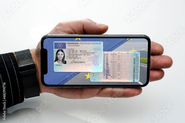 Obraz Digitaler Führerschein auf einem Handy in der Hand gehalten