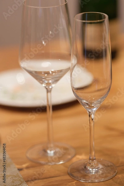 Fototapeta 楽しいディナーの食卓。シャンパングラスとワイングラスが並ぶ。
