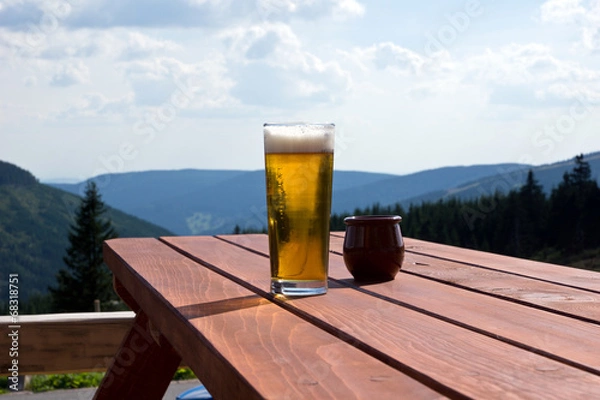 Fototapeta Bierglas vor blauem Himmel