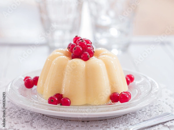 Obraz Vanillepudding mit roten Johannisbeeren
