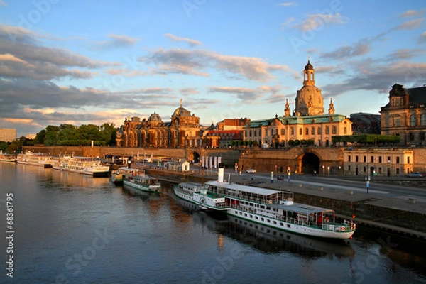 Fototapeta Dresden Brühlsche Terrasse mit Dampferanlegestelle am Abend