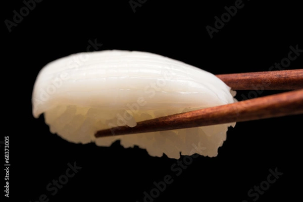 Obraz イカ 寿司 黒背景