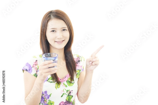 Fototapeta 水を飲む笑顔の女性