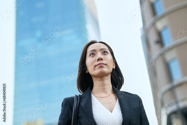Fototapeta 空を見上げるビジネスウーマン