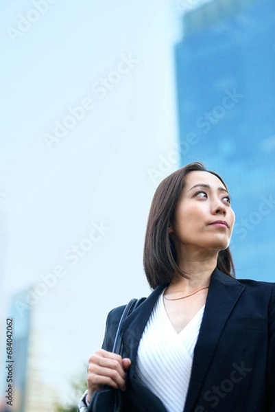 Fototapeta 空を見上げるビジネスウーマン