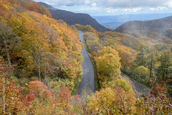 Fototapeta 朝の光を浴びる紅葉の磐梯吾妻スカイライン