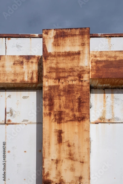 Fototapeta 白い壁面の鉄サビ