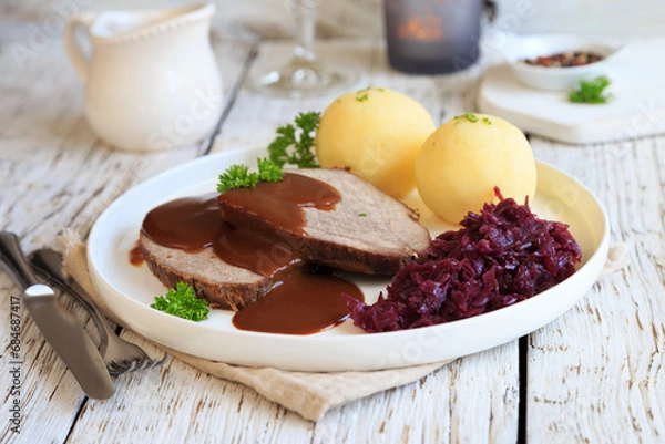 Obraz Schmorbraten mit Klößen und Rotkohl