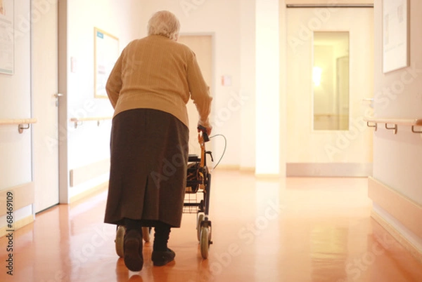 Obraz Seniorzy na rollatorze