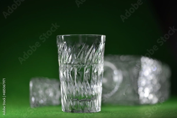 Obraz Bicchiere di cristallo sfondo verde e nero