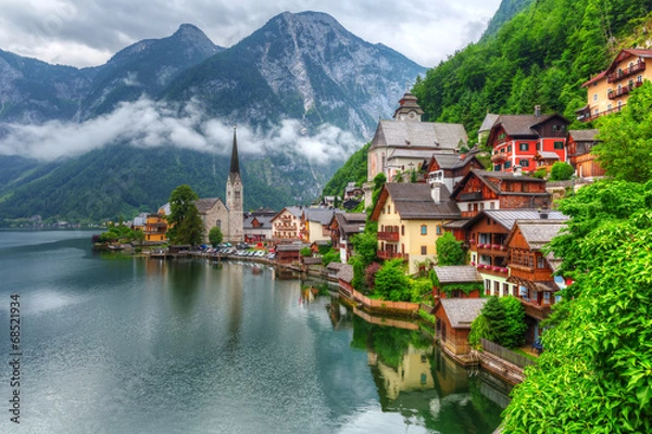 Obraz Wieś Hallstatt w Alpach w mglisty dzień, Austria