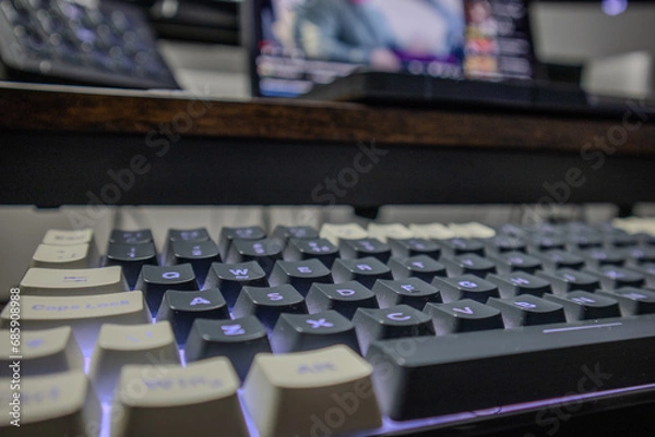 Obraz Wireless Illuminated Keyboard for Computers - Modern and Sleek Design with Backlit Keys in Low Light
