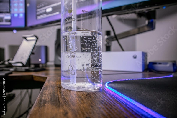 Obraz Crystal Clear Water in a Bottle with Bubbles and Condensation - Hydration Concept in a Refreshing Close-Up Shot