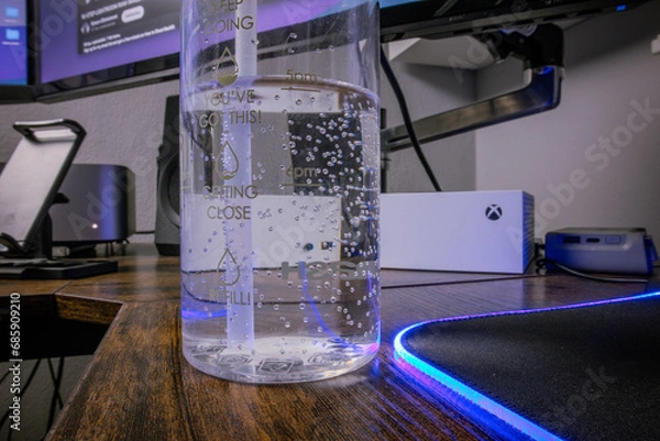 Obraz Crystal Clear Water in a Bottle with Bubbles and Condensation - Hydration Concept in a Refreshing Close-Up Shot