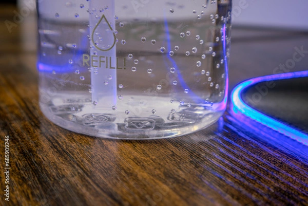 Obraz Crystal Clear Water in a Bottle with Bubbles and Condensation - Hydration Concept in a Refreshing Close-Up Shot