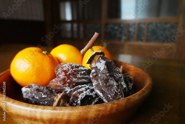 Fototapeta こたつの上の干し柿とみかん