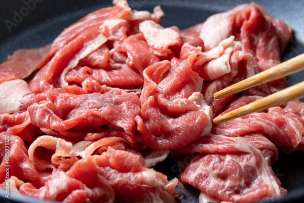 Obraz 牛肉(モモ切り落とし)をフライパンで炒める調理シーン。
