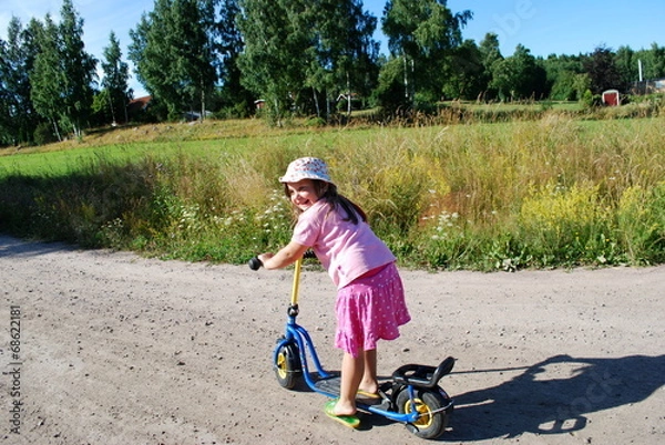 Fototapeta mädchen mit roller
