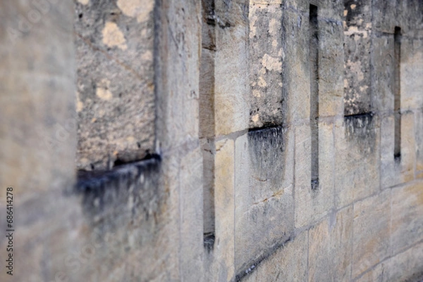 Fototapeta Sentinelles d'Histoire, mur d'enceinte d'une fortification, créneaux et meurtrières