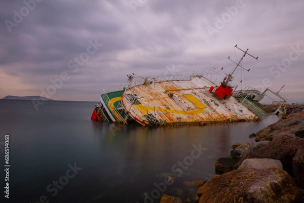 Obraz An old ship washed ashore
