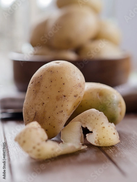 Fototapeta Rohe Kartoffeln auf einem Tablett