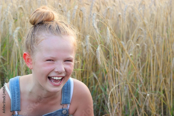Obraz Śmiejące się dziecko w zbożu