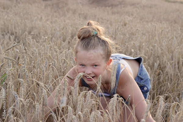 Obraz Wesoła dziewczynka na polu zboża